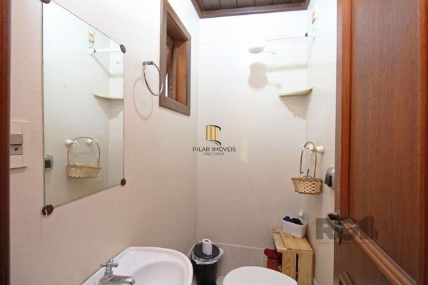 Casa em Porto Alegre, no bairro Guarujá, com 3 dormitório(s), e 3 banheiros, à v