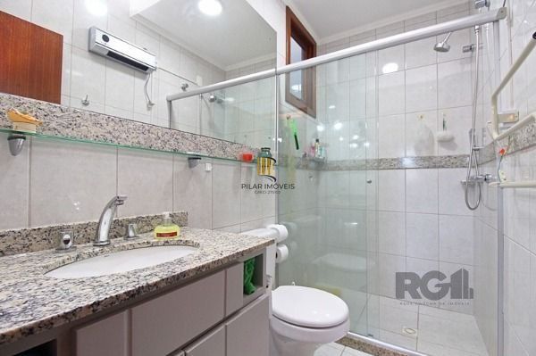 Casa em Porto Alegre, no bairro Ipanema, com 3 dormitório(s), e 3 banheiros, à v