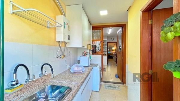 Casa em Porto Alegre, no bairro Ipanema, com 3 dormitório(s), e 3 banheiros, à v