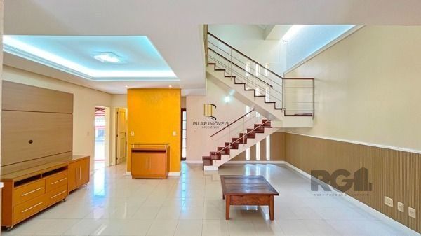 Casa em Porto Alegre, no bairro Nonoai, com 4 dormitório(s), à venda.