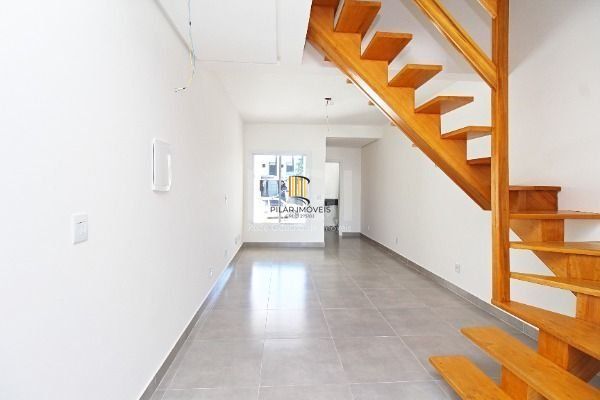 Casa em Porto Alegre, no bairro Hípica, com 2 dormitório(s), e 2 banheiros, à ve