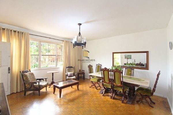 Casa em Porto Alegre, no bairro Ipanema, com 4 dormitório(s), e 4 banheiros, à v