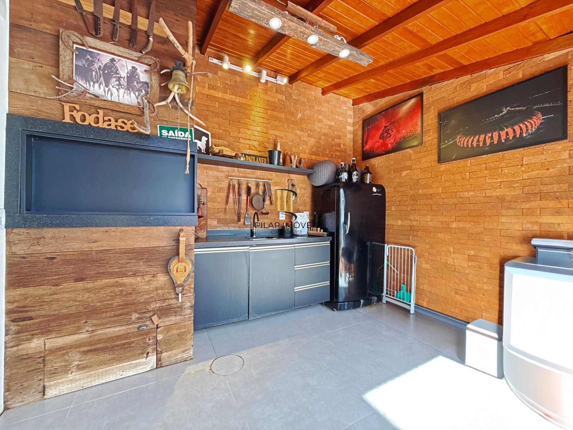 Linda residência com  3 dormitórios, sendo 1 suíte, com Linda Vista do Bairro.