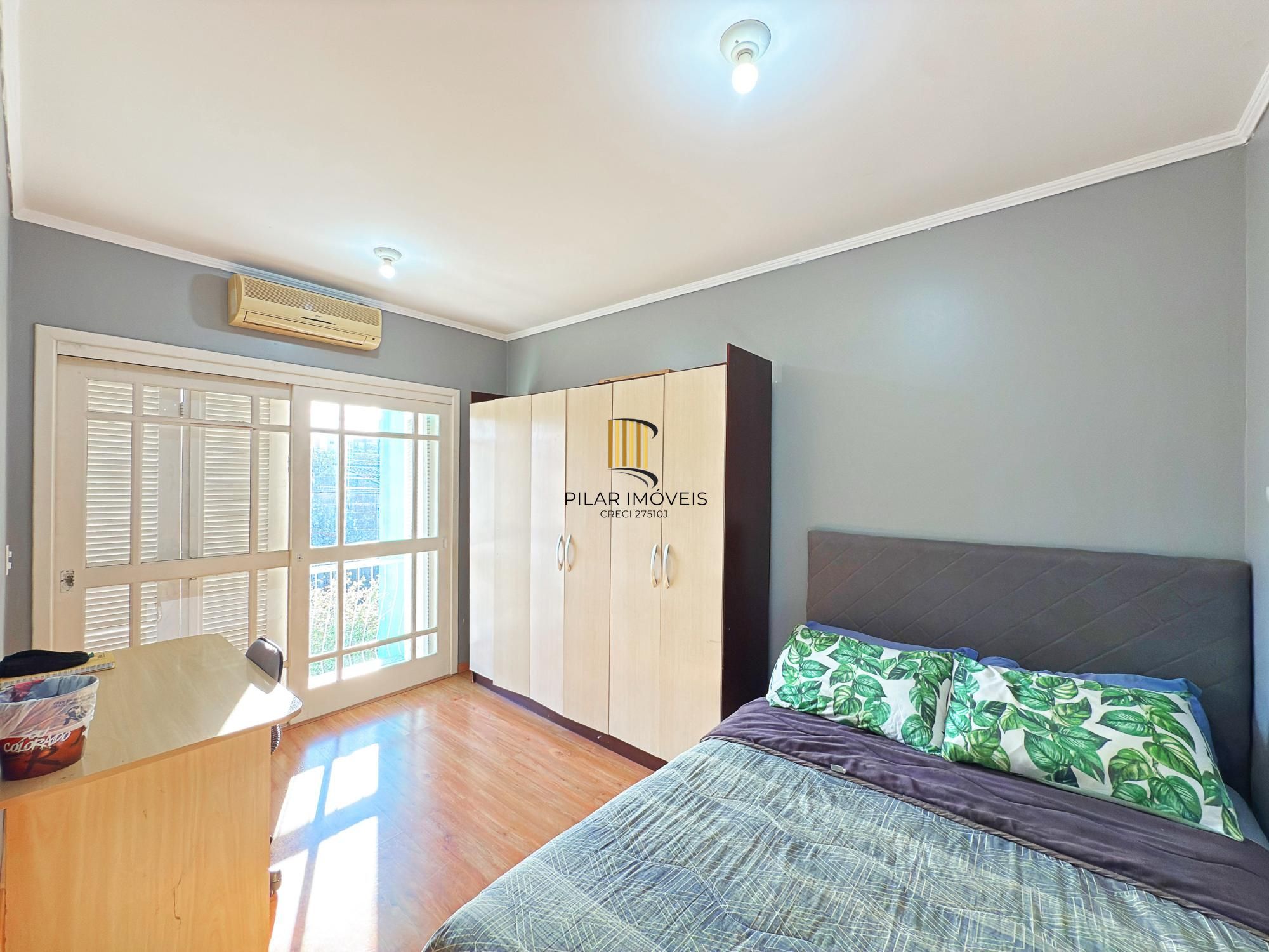 Residência com 4 Dormitório(s) Bairro Vila Nova