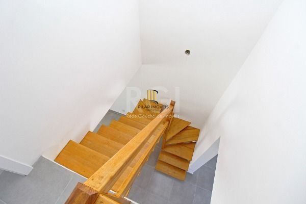 Casa em Porto Alegre, no bairro Hípica, com 2 dormitório(s), e 2 banheiros, à ve