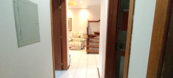 Casa em Porto Alegre, no bairro Nonoai, com 6 dormitório(s), e 6 banheiros, à ve