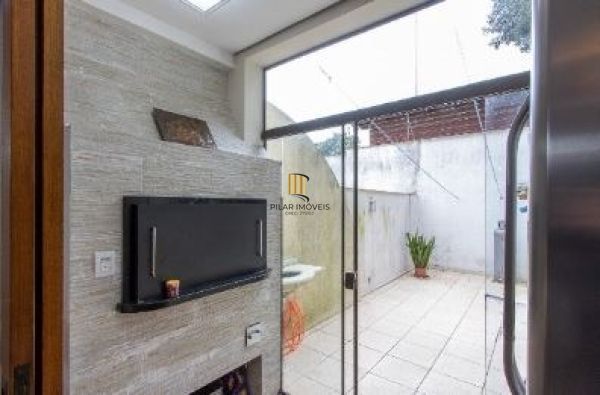 Casa em Porto Alegre, no bairro Ipanema, com 3 dormitório(s), e 3 banheiros, à v