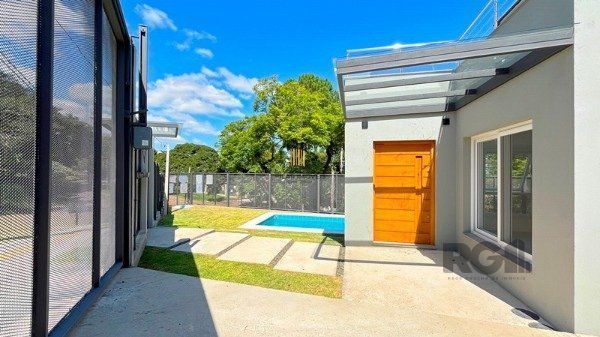 Casa em Porto Alegre, no bairro Jardim Isabel, com 3 dormitório(s), e 3 banheiro