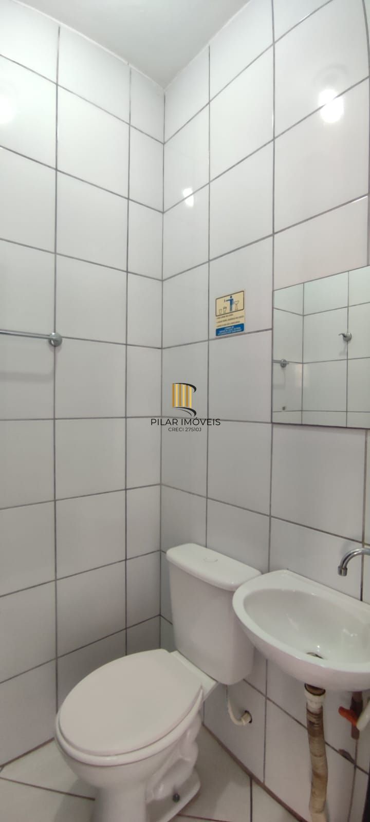 Ótima loja com mezanino, em ótima localização com estacionamento.