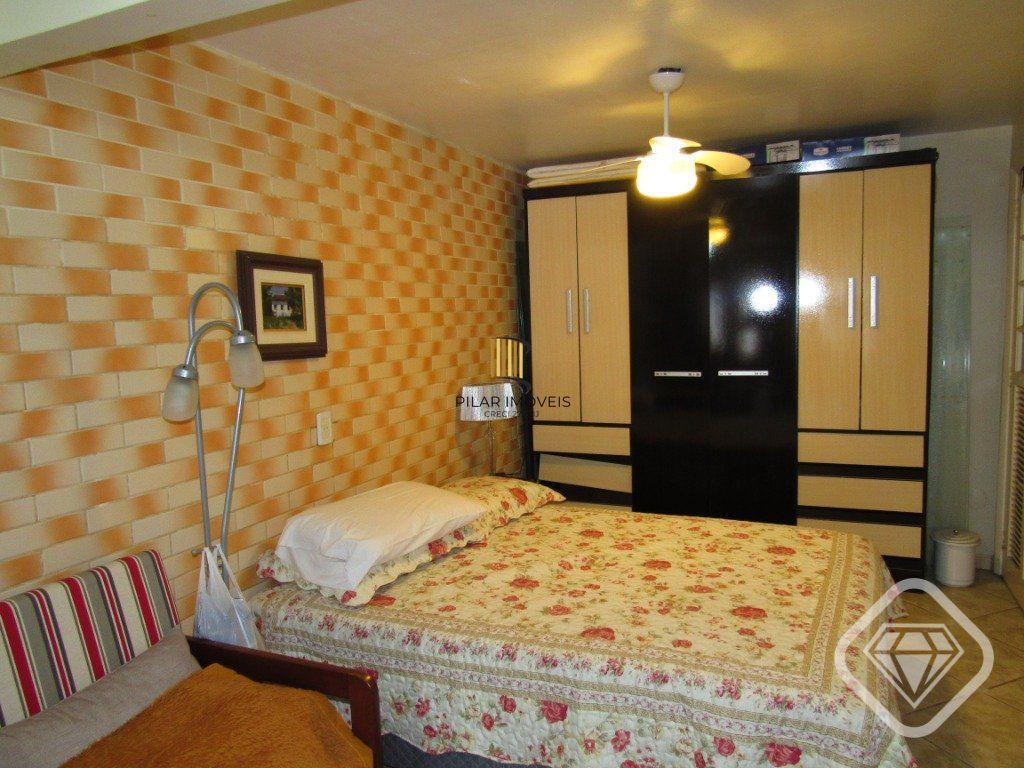 Ótima residência com 4 dormitórios, lareira e piscina no coração do bairro Tristeza.