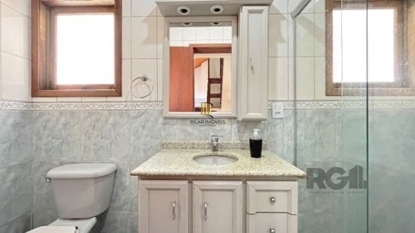 Casa em Porto Alegre, no bairro Ipanema, com 3 dormitório(s), à venda.