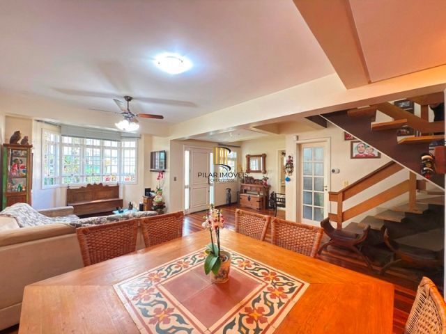 Casa em Condominio fechado com 4 dormitórios e 1 suíte.