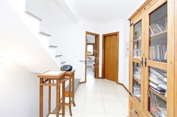 Casa em Porto Alegre, no bairro Espírito Santo, com 3 dormitório(s), à venda.