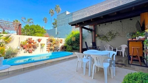 Casa em Porto Alegre, no bairro Ipanema, com 3 dormitório(s), e 3 banheiros, à v