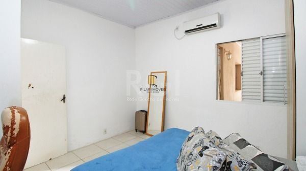 Casa bairro Medianeira, com 3 dormitórios, 2 banheiros, com piscina para venda.