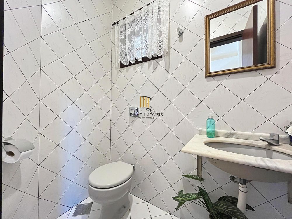 Ótima residência com 3 dormitórios, sendo 1 suíte, lareira e piscina.