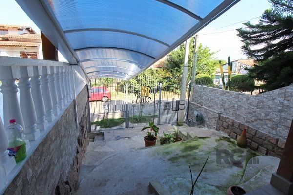 Sobrado em Porto Alegre, no bairro Vila Nova, com 3 dormitório(s), e 3 banheiros