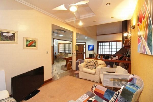 Casa em Porto Alegre, no bairro Guarujá, com 3 dormitório(s), e 3 banheiros, à v