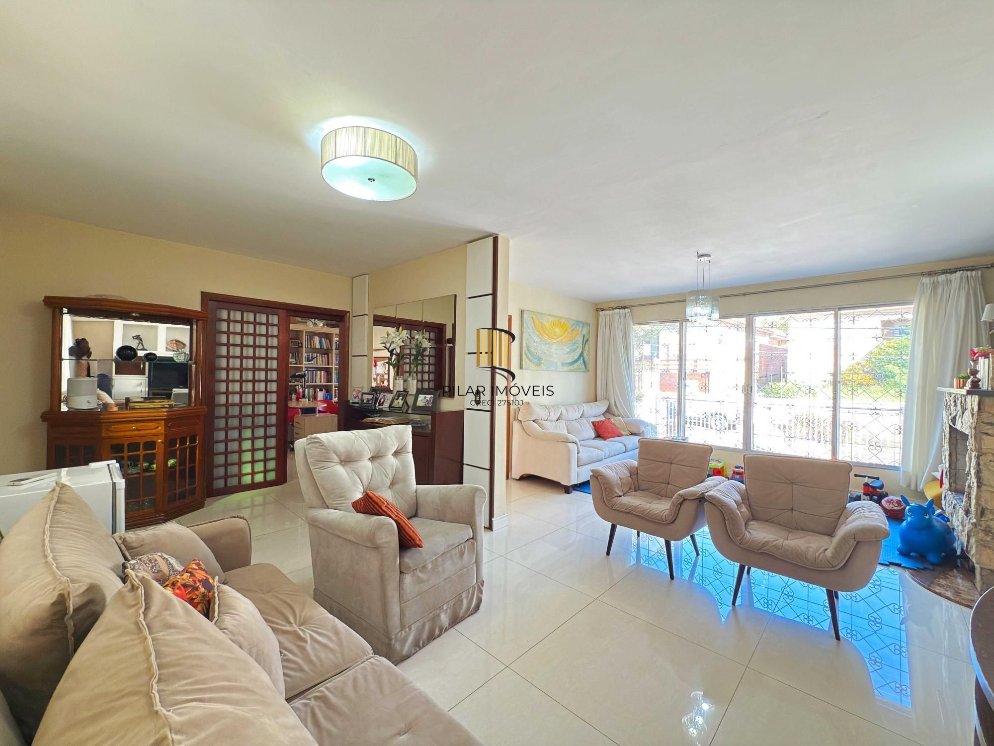 Ótima residência com 4 dormitórios, lareira e piscina no coração do bairro Tristeza.