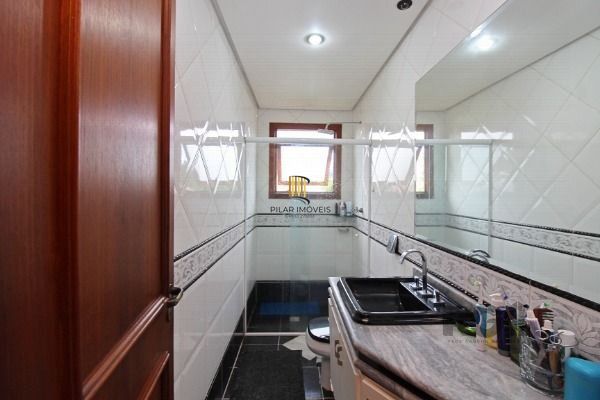 Casa em Porto Alegre, no bairro Guarujá, com 3 dormitório(s), e 3 banheiros, à v