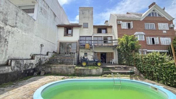 Casa em Porto Alegre, no bairro Ipanema, com 3 dormitório(s), à venda.