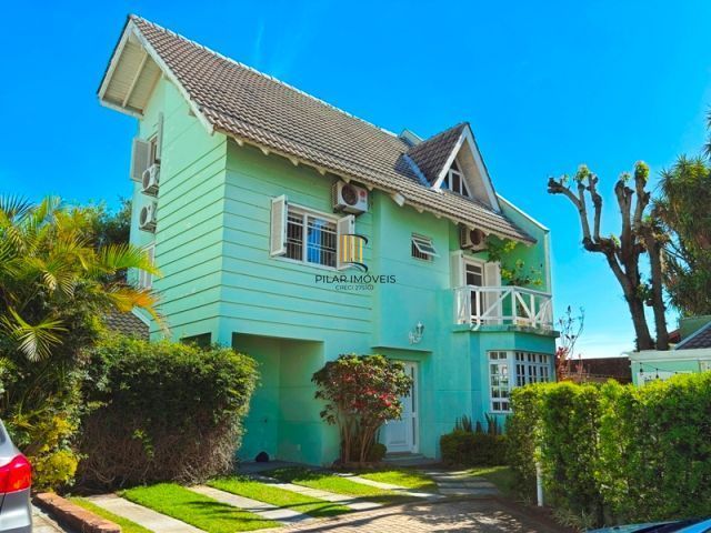 Casa em Condominio fechado com 4 dormitórios e 1 suíte.