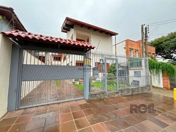 Casa em Porto Alegre, no bairro Tristeza, com 3 dormitório(s), e 3 banheiros, à 