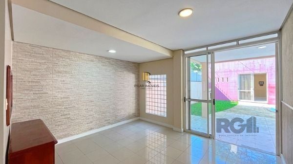 Casa em Porto Alegre, no bairro Nonoai, com 4 dormitório(s), à venda.