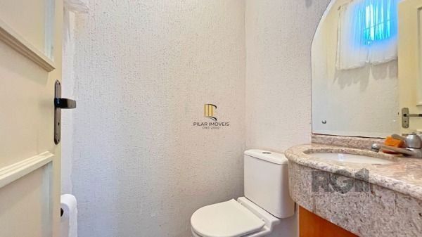 Casa em Porto Alegre, no bairro Nonoai, com 4 dormitório(s), à venda.