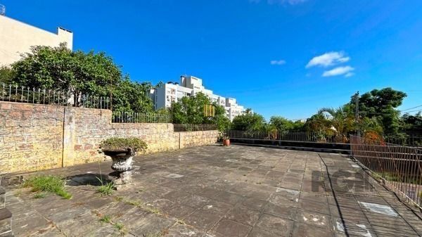Casa em Porto Alegre, no bairro Tristeza, com 4 dormitório(s), à venda.