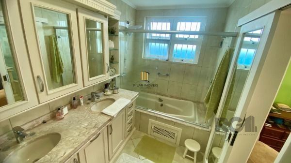 Casa em Porto Alegre, no bairro Vila Assunção, com 3 dormitório(s), e 3 banheiro