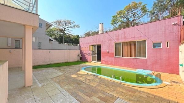 Casa em Porto Alegre, no bairro Nonoai, com 4 dormitório(s), à venda.