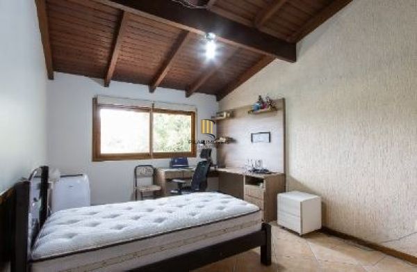 Casa em Porto Alegre, no bairro Ipanema, com 3 dormitório(s), e 3 banheiros, à v