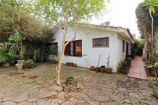 Casa em Porto Alegre, no bairro Guarujá, com 3 dormitório(s), à venda.