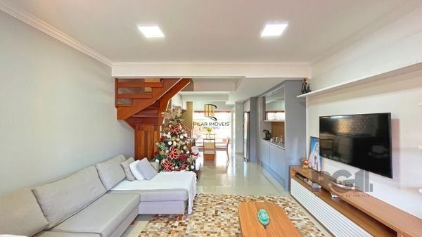 Casa em Porto Alegre, no bairro Guarujá, com 3 dormitório(s), e 3 banheiros, à v