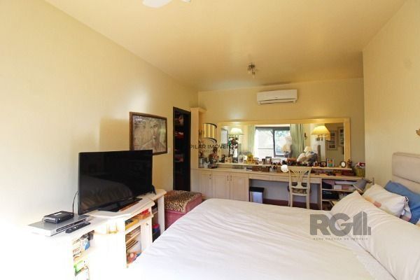 Casa Condominio em Porto Alegre, no bairro Cavalhada, com 4 dormitório(s), e 4 b