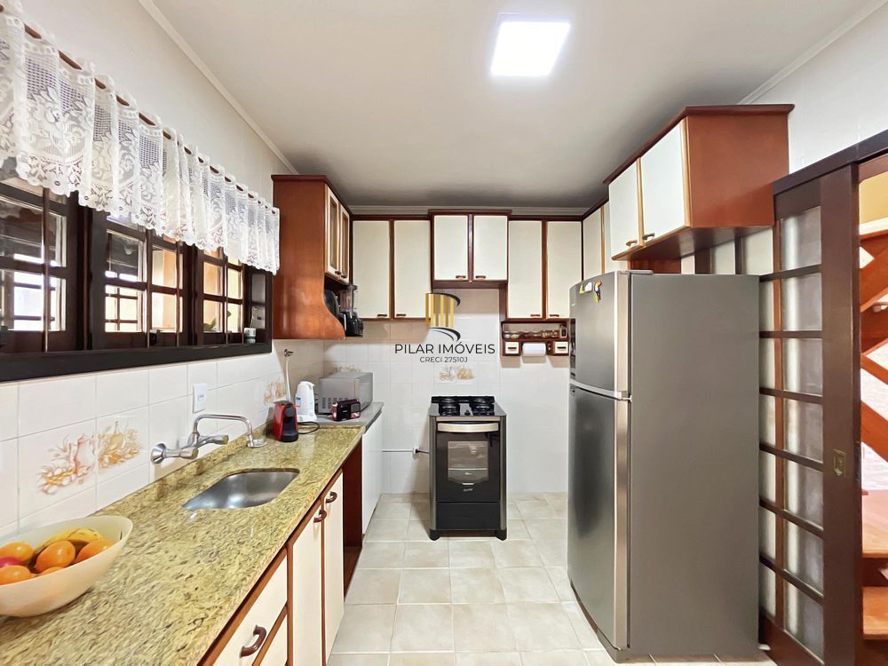 Ótima residência com 3 dormitórios, sendo 1 suíte, lareira e piscina.