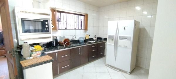 Casa em Porto Alegre, no bairro Camaquã, com 2 dormitório(s), e 2 banheiros, à v