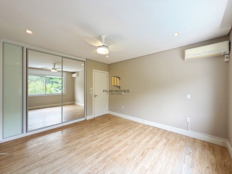 Linda Residência em Condomínio Fechado no Bairro Pedra Redonda.