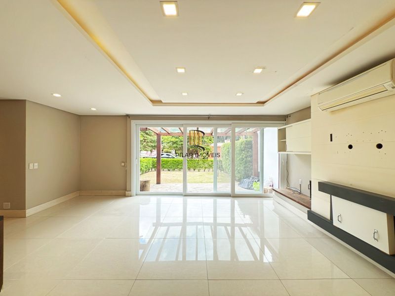 Linda Residência em Condomínio Fechado no Bairro Pedra Redonda.