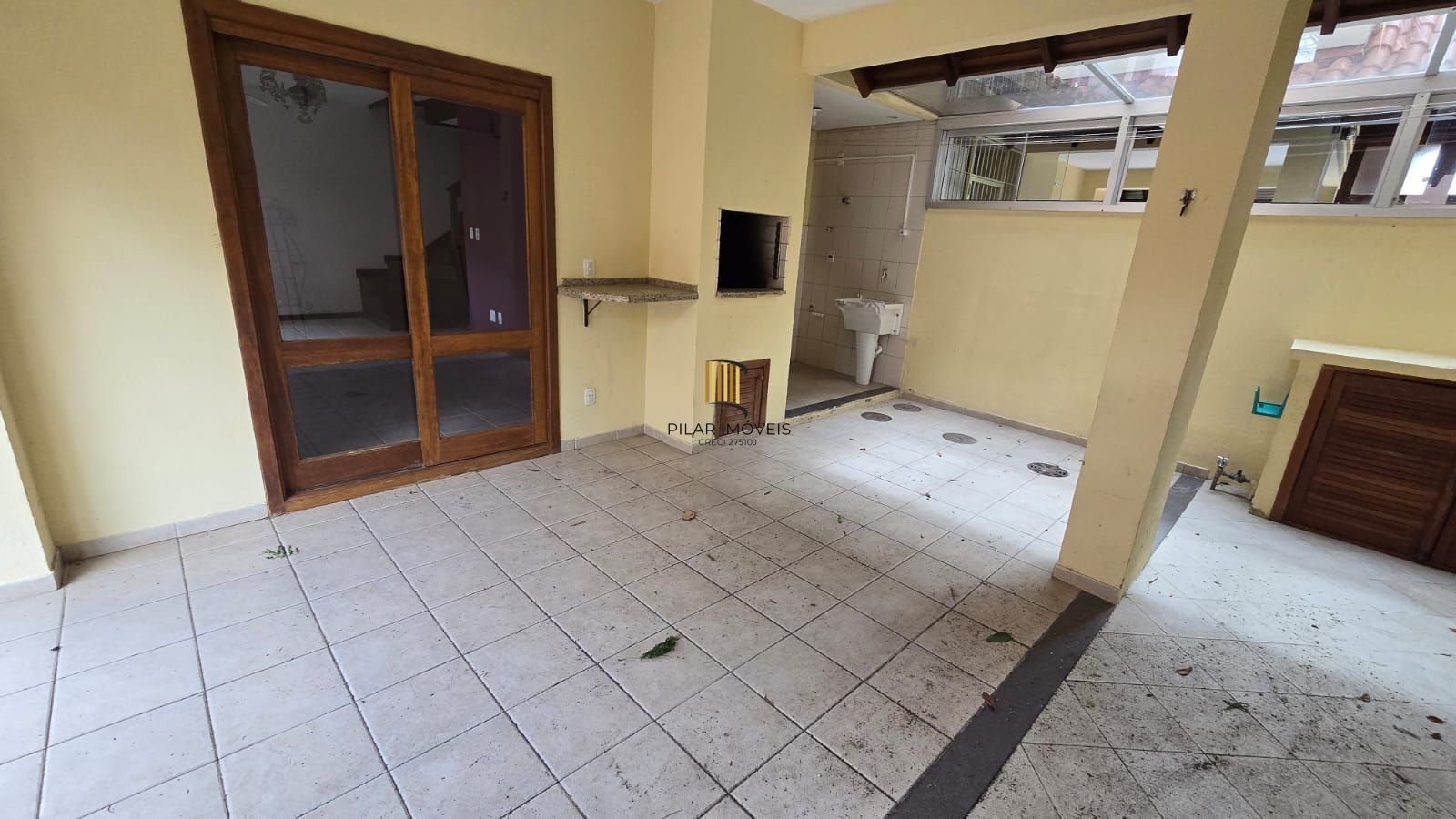 Casa em condomínio fechado com 3 dormitórios-1 suíte no Bairro Guarujá