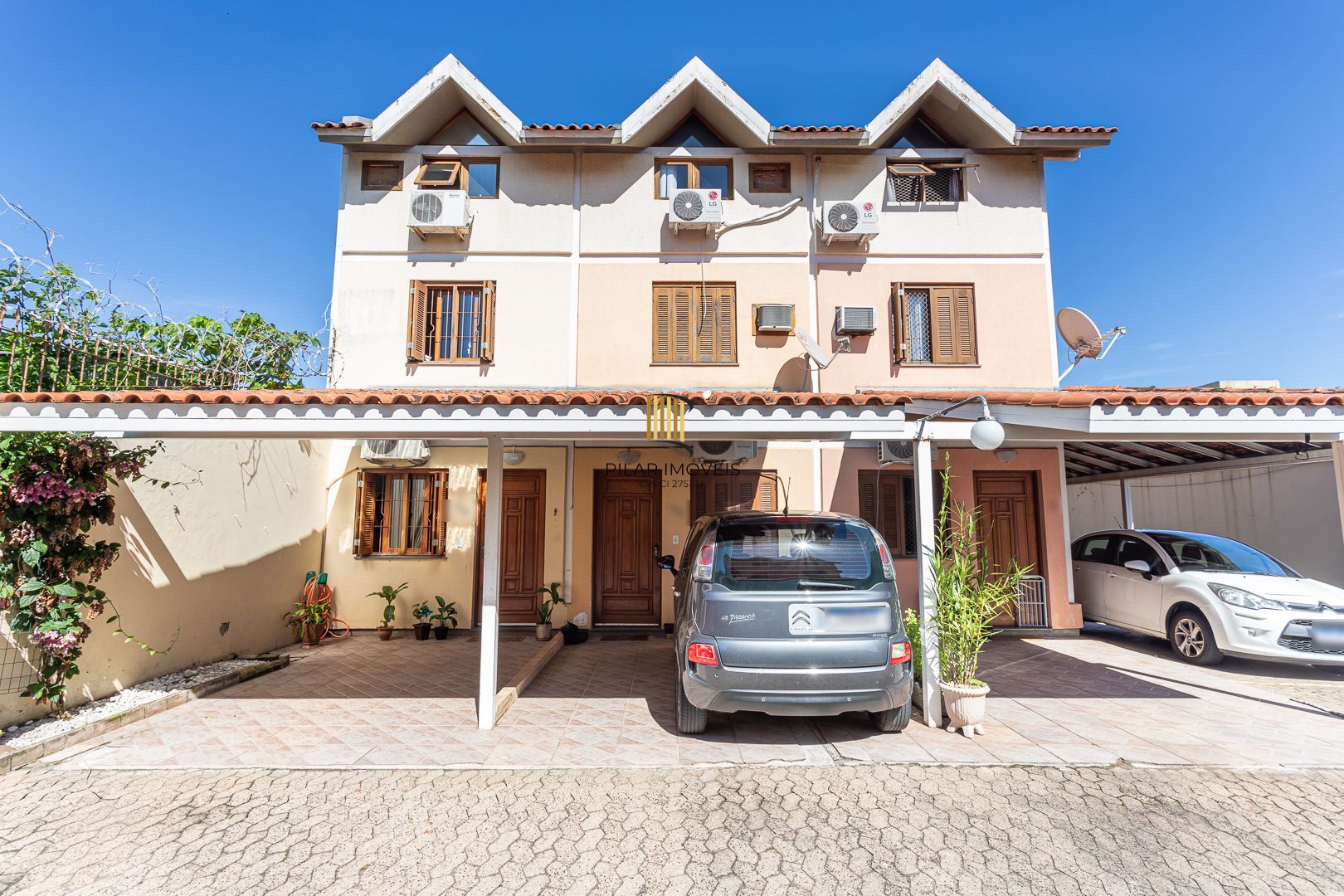 Casa em condomínio à venda com 97m², 2 dormitórios e 2 vagas, no bairro Tristeza em Porto Alegre.