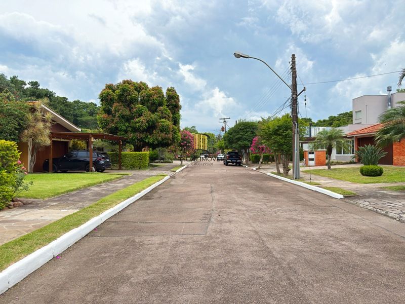Linda Residência em Condomínio Fechado no Bairro Pedra Redonda.