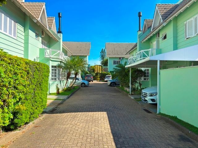 Casa em Condominio fechado com 4 dormitórios e 1 suíte.