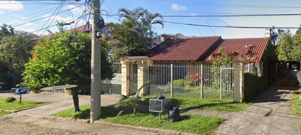 Excelente residência térrea com 272m² de área privativa, com 4 domritórios e 6 vagas de garagem, localizada no bairro Vila Assunção.