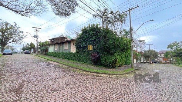 Casa em Porto Alegre, no bairro Ipanema, com 3 dormitório(s), e 3 banheiros