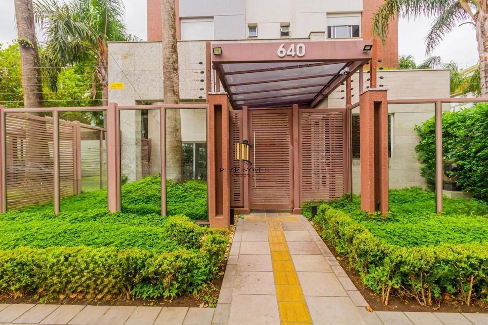 Apartamento semi mobiliado, 2 dormitórios, 1 suíte e 1 vaga de garagem coberta no bairro Menino Deus em Porto Alegre.