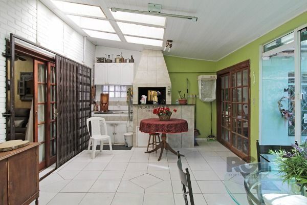 Casa em Porto Alegre, no bairro Floresta, com 3 dormitório(s), e 3 banheiros, à