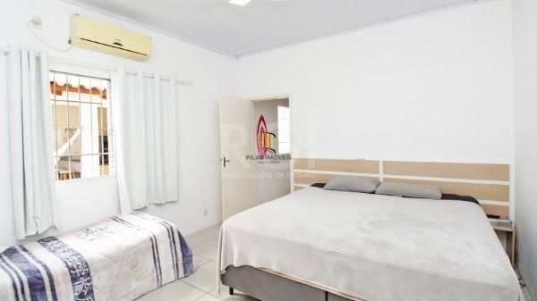 Casa bairro Medianeira, com 3 dormitórios, 2 banheiros, com piscina para venda.