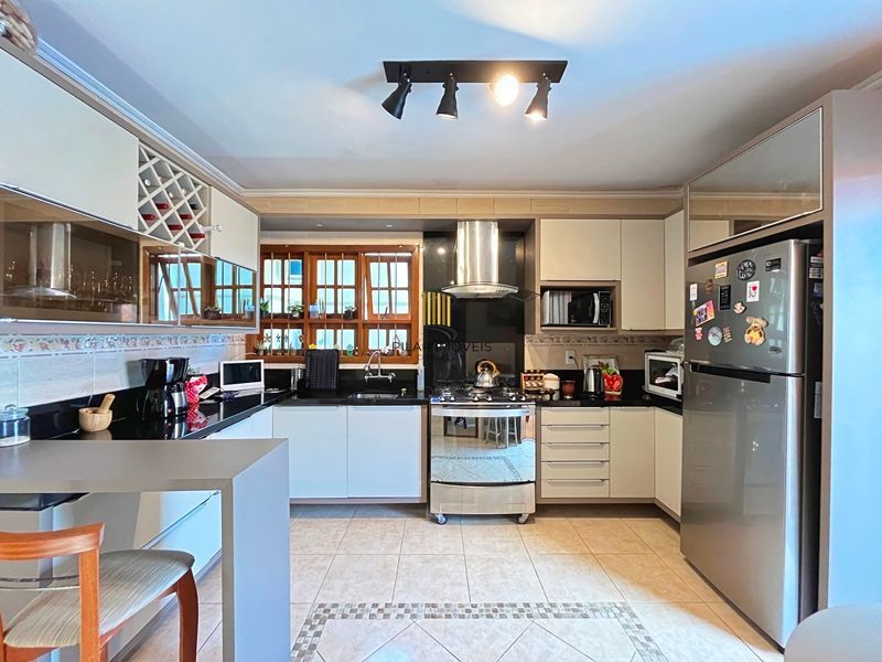 Ótima Residência com 4D, piscina e garagem fechada para 2 carros no Jardim Media